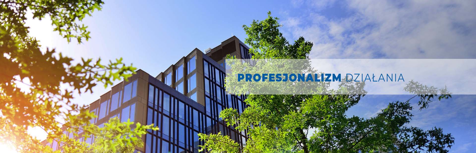 Slajd 4 - plac przed budynkiem